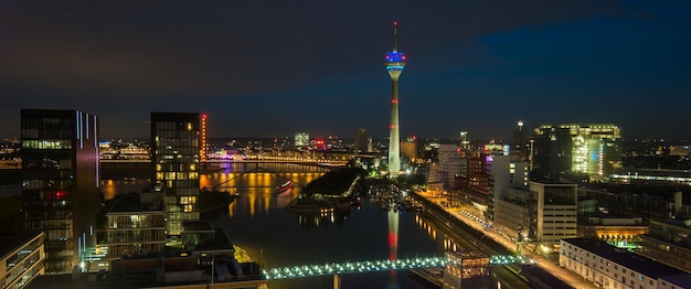 Blick auf die Skyline von Düsseldorf zur Nachtblauen Stunde