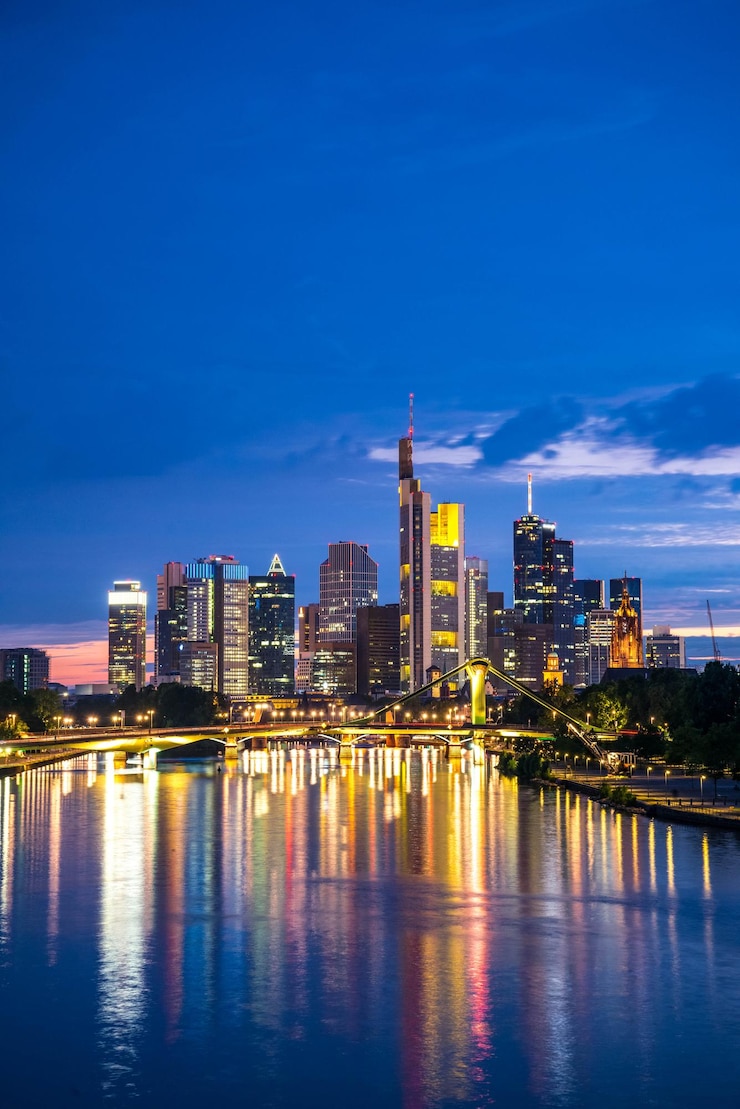 Foto blick auf die skyline von frankfurt am main in der abenddämmerung deutschland