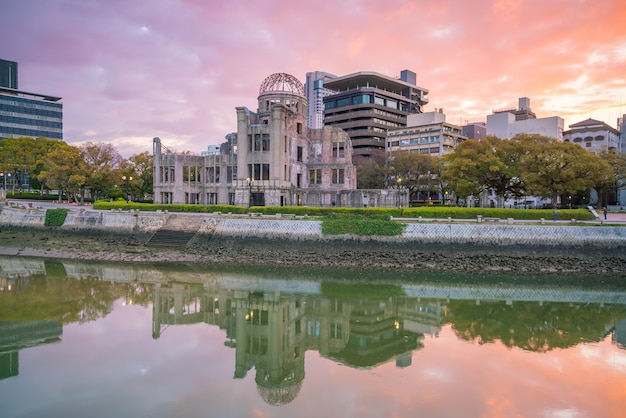 Blick auf die Skyline von Hiroshima mit der Atombombenkuppel. UNESCO-Weltkulturerbe in Japan