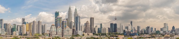 Foto blick auf die skyline von kuala lumpur auf die wolkenkratzer der stadt mit einem schönen himmel am nachmittag