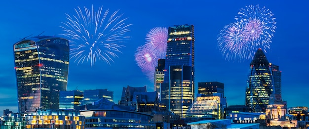 Blick auf die skyline von london bei nacht