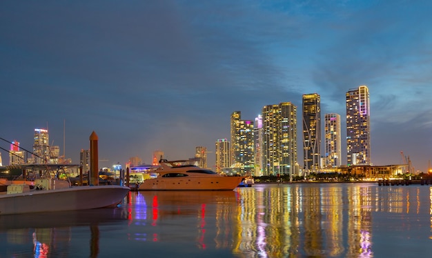 Blick auf die Skyline von Miami von der Biscayne Bay