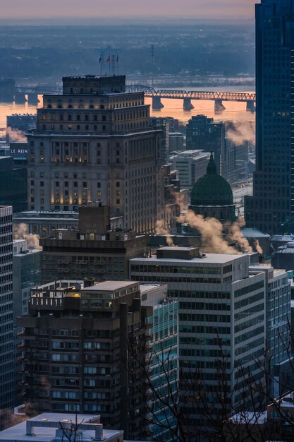 Blick auf die Skyline von Montreal bei Sonnenaufgang an einem kalten Wintertag vom Mount Royal (Quebec, Kanada)