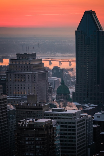 Blick auf die Skyline von Montreal bei Sonnenaufgang an einem kalten Wintertag vom Mount Royal (Quebec, Kanada)