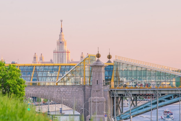 Blick auf die Skyline von Moskau in der Dämmerung in Russland