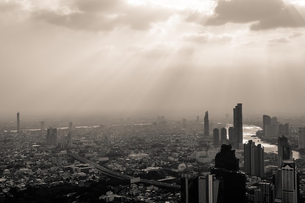 Blick auf die Skyline von Schwarz und Weiß von der Spitze des King Power Mahanakhon