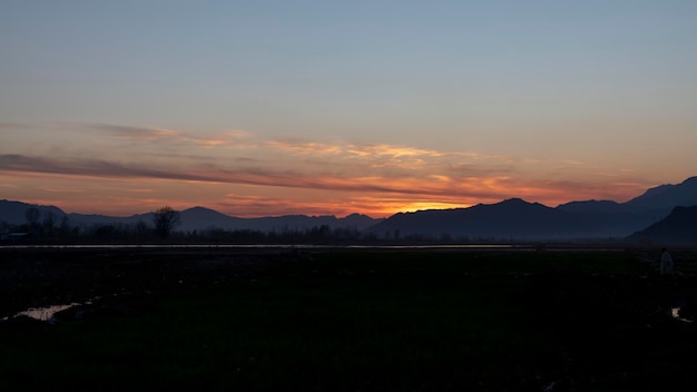 Blick auf die Sonnenuntergangslandschaft über die Berge