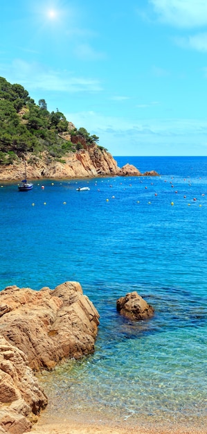 Blick auf die sonnige Küste der Tamariu-Bucht im Sommer mit Booten Costa Brava in Katalonien Spanien Zwei Aufnahmen Stichbild