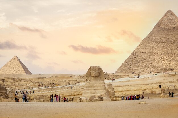 Blick auf die Sphinx und die Pyramiden im Morgengrauen Kairo Ägypten