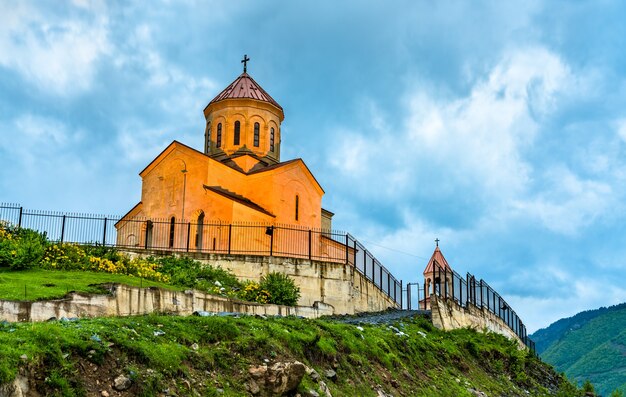 Blick auf die st.-nikolaus-kirche in mestia upper svaneti, georgia