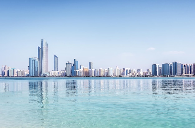 Blick auf die Stadt Abu Dhabi mit Wasser und blauem Himmel