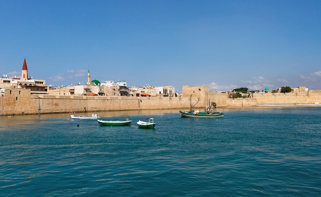 Blick auf die Stadt Akko vom Meer aus