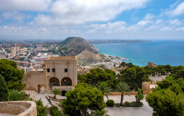 Blick auf die Stadt Alicante von der Festung Santa Barbara in Spanien