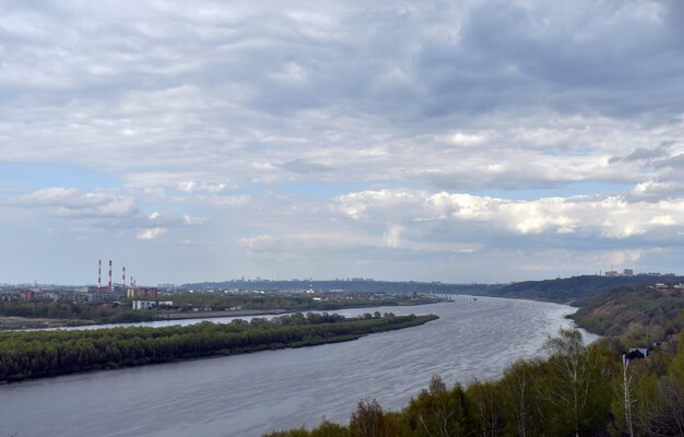 Blick auf die Stadt am Flussufer