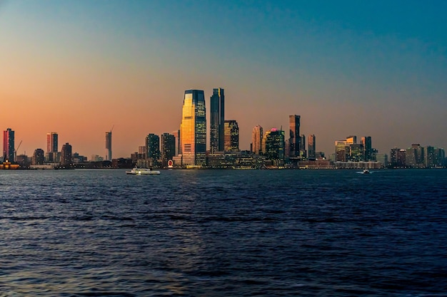 Foto blick auf die stadt am ufer