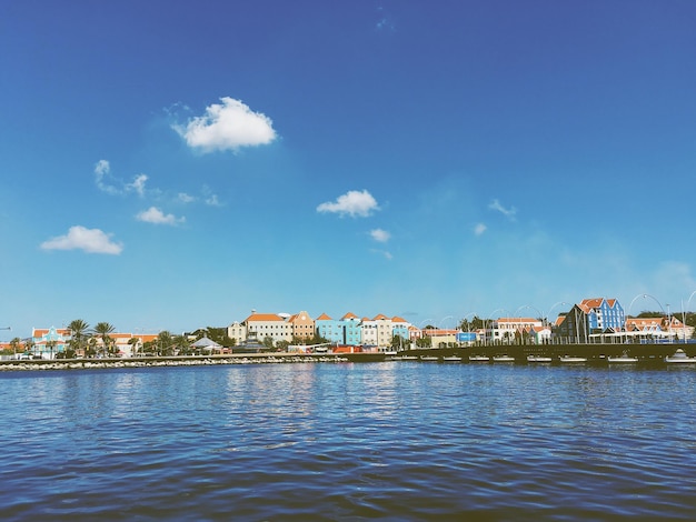 Blick auf die Stadt am Ufer