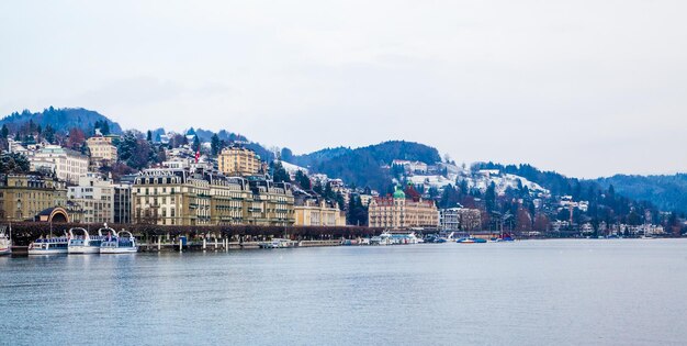 Foto blick auf die stadt am ufer