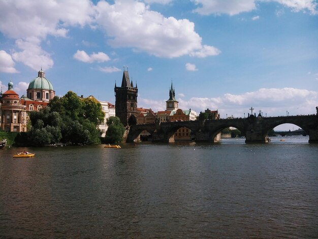 Foto blick auf die stadt am ufer