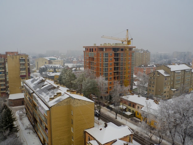Blick auf die Stadt an einem verschneiten Wintertag