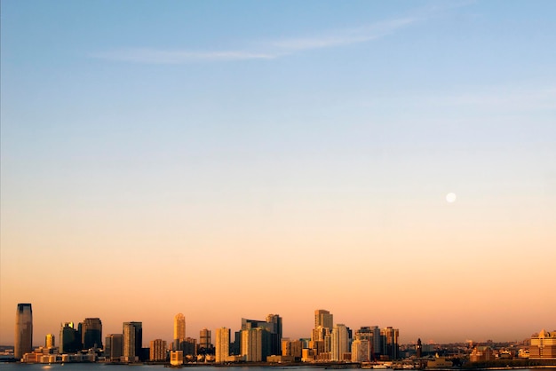 Foto blick auf die stadt bei sonnenuntergang