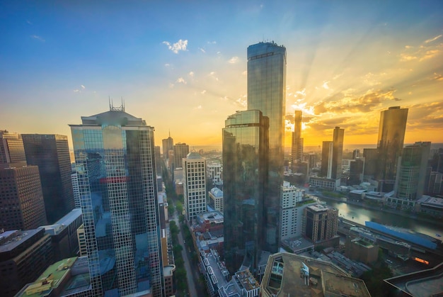 Blick auf die Stadt bei Sonnenuntergang