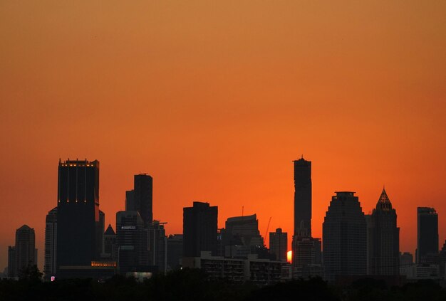 Foto blick auf die stadt beim sonnenuntergang