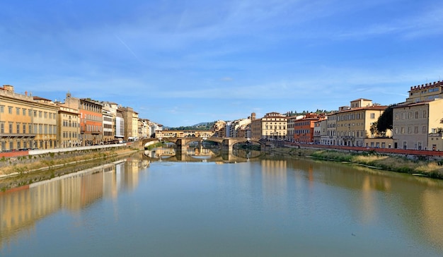 Blick auf die Stadt Florenz in Italien vom Fluss Arno mit Reflexion bunter Gebäude auf dem Wasser