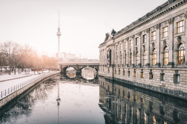 Blick auf die Stadt gegen den Himmel
