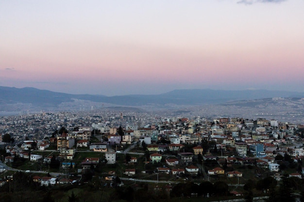 Blick auf die Stadt Izmir Rosa Himmel und Berge über der Stadt