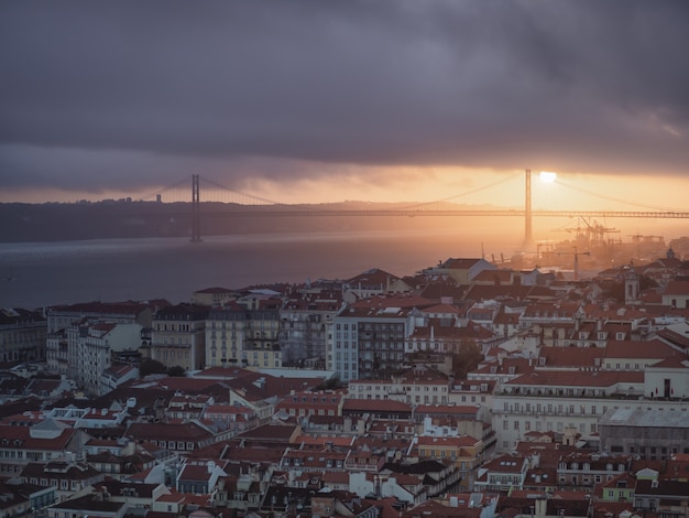 Blick auf die Stadt Lissabon bei Sonnenuntergang