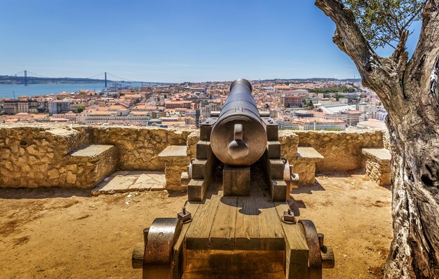 Foto blick auf die stadt lissabon unter den sehenswürdigkeiten der kanone