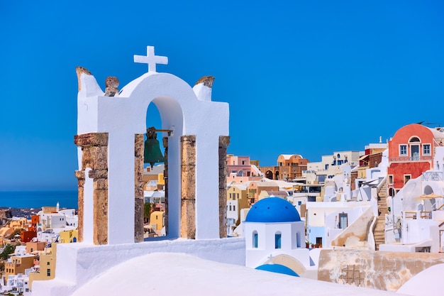 Blick auf die Stadt Oia auf der Insel Santorini mit altem Glockenturm, Griechenland