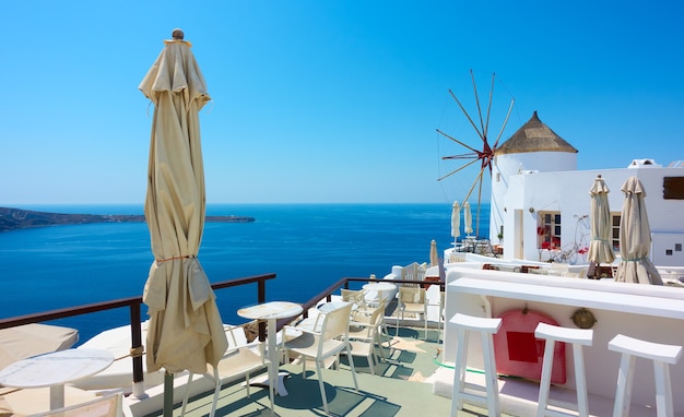 Blick auf die Stadt Oia auf der Insel Santorini mit alter weiß getünchter Windmühle, Griechenland - griechische Landschaft mit Platz für Ihren eigenen Text