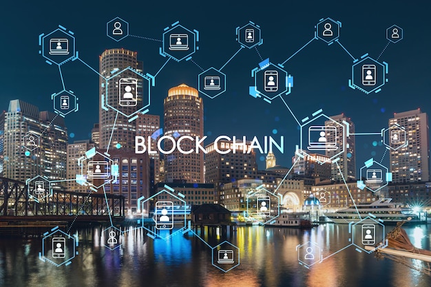 Blick auf die Stadt Panorama von Boston Harbor und Seaport Blvd in der Nacht Massachusetts Dezentralisierte Wirtschaft Gebäudehüllen der finanziellen Innenstadt Blockchain- und Kryptografie-Konzepthologramm