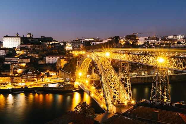 Blick auf die Stadt Porto mit der beleuchteten Don-Luis-Brücke