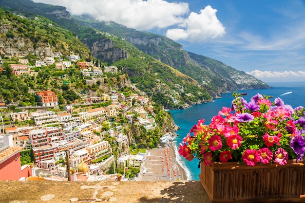 Blick auf die Stadt Positano von der Terrasse mit Blumen, Italien