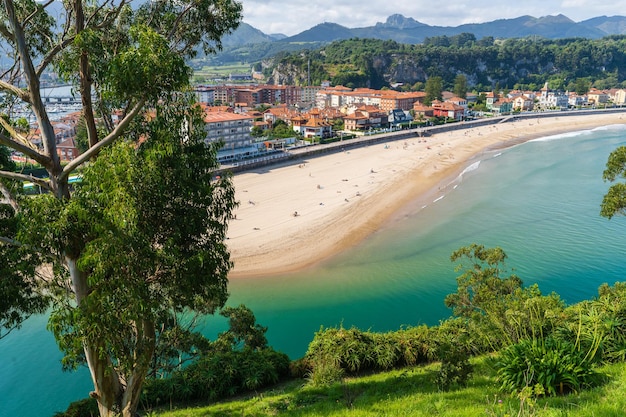Blick auf die Stadt Ribadesella in Asturien