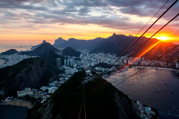 Blick auf die Stadt Rio de Janeiro vom Zuckerhut bei Sonnenuntergang, Brasilien