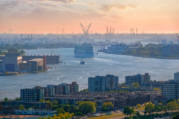 Blick auf die Stadt Rotterdam und den Fluss Nieuwe Maas