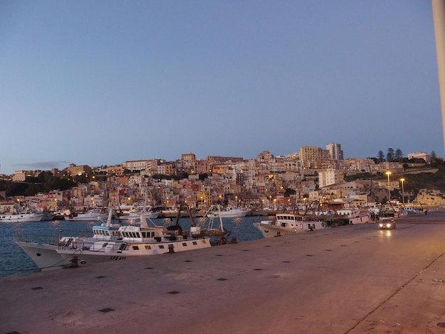 Blick auf die Stadt Sciacca von ihrem Hafen am Ende des Tages Sizilien Italien