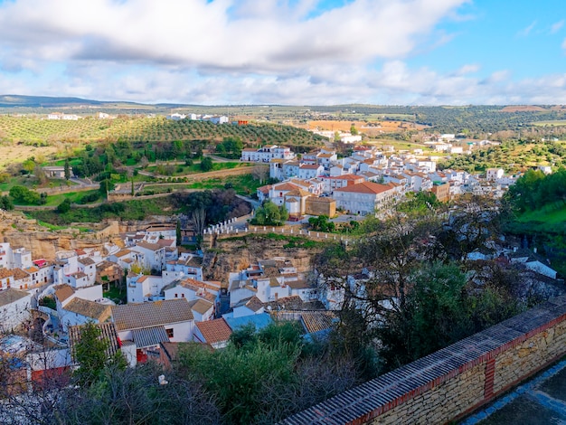 Blick auf die Stadt Setenil de las Bodegas.