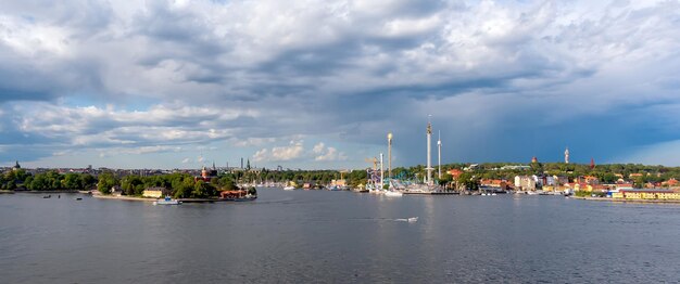 Foto blick auf die stadt stockholm über den hafen in der sommersaison in stockholm, schweden