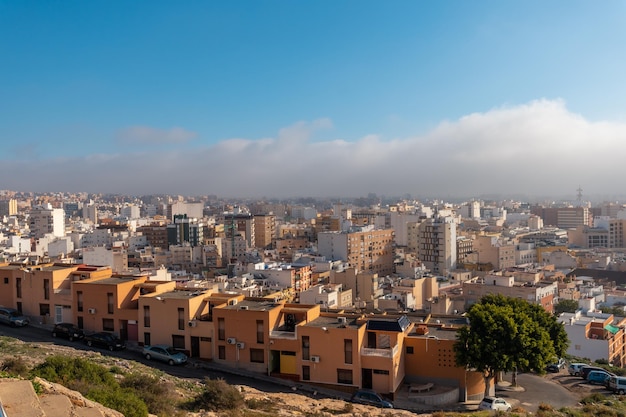 Blick auf die Stadt vom Aussichtspunkt Cerro San Cristobal in der Stadt Almeria