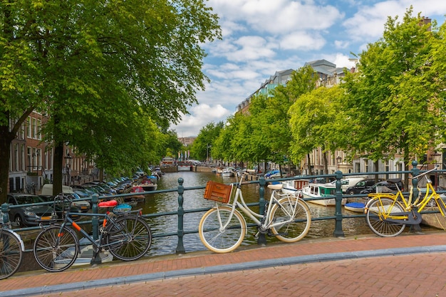 Blick auf die Stadt von Amsterdam Canal Bridge und Fahrräder Holland Niederlande