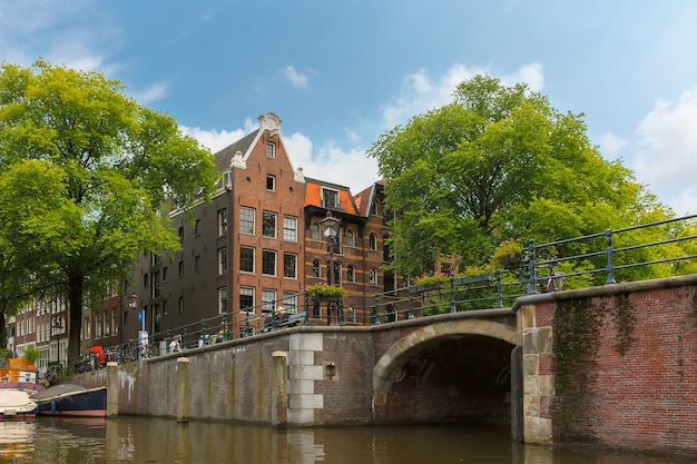 Blick auf die Stadt von Amsterdam-Kanal, Brücke und typischen Häusern, Booten und Fahrrädern, Holland, Niederlande.