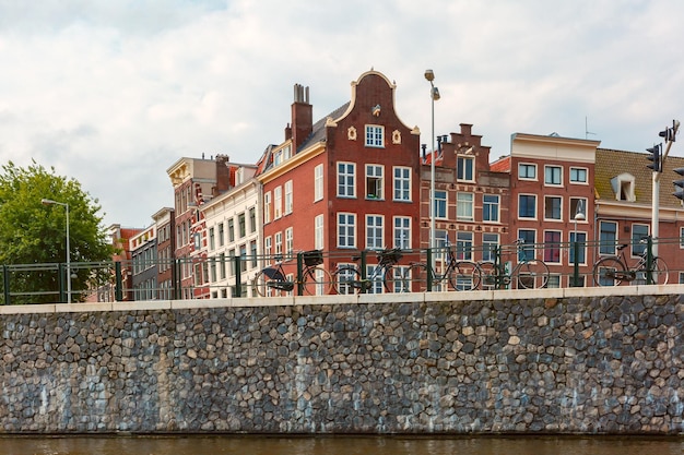 Blick auf die Stadt von Amsterdam-Kanal und typischen Häusern, Steindamm mit Fahrrädern, Holland, Niederlande.
