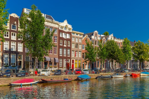 Blick auf die Stadt von Amsterdamer Grachten und typischen Häusern, Booten und Fahrrädern, Holland, Niederlande.