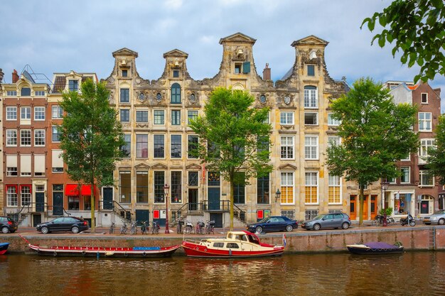 Blick auf die Stadt von Amsterdamer Grachten und typischen Häusern, Booten und Fahrrädern, Holland, Niederlande.