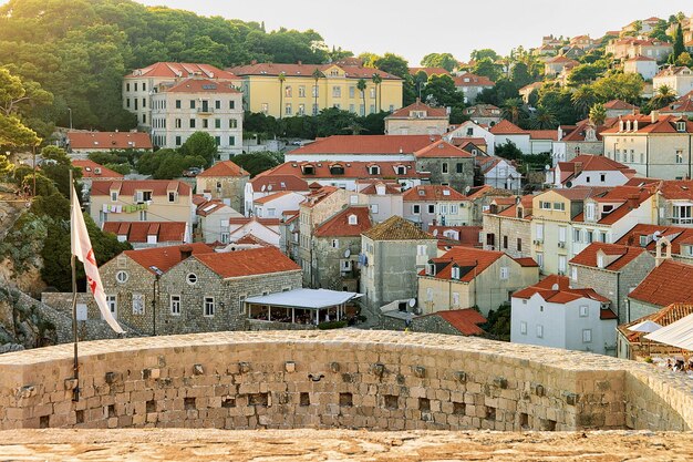 Blick auf die Stadt von der alten Stadtmauer in der Altstadt von Dubrovnik, Kroatien.