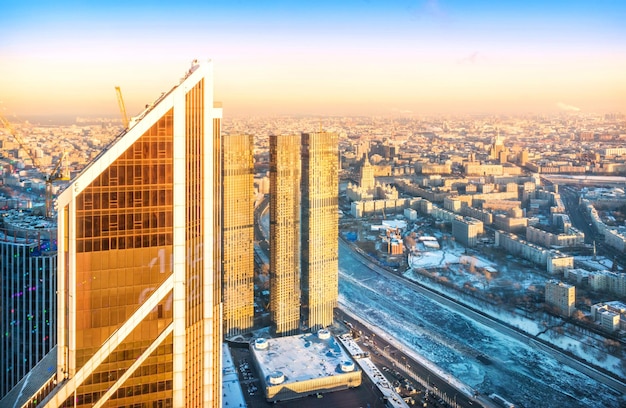 Blick auf die Stadt von der Aussichtsplattform zum Hotel des Außenministeriums und Wolkenkratzer Moskau City
